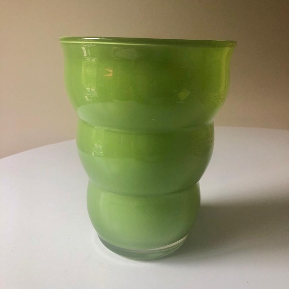 Two green glass vases - Picture 8 of 12